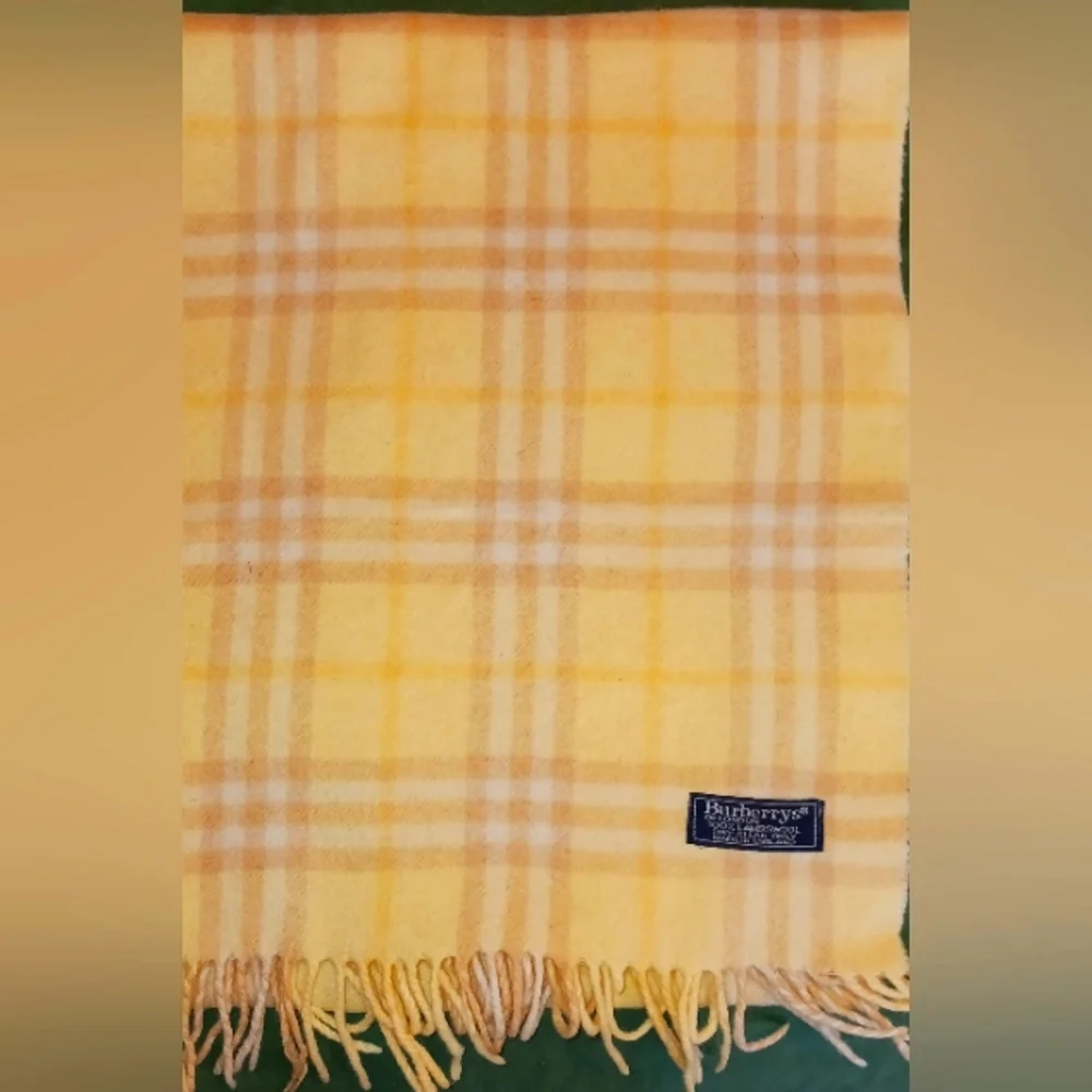 New 100% LambsWool Yellow and Beige Authentic Burberry Scarf - Picture 4 of 4